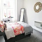 Stylish & Cosy Abode With Free Parking.