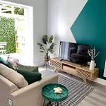 Gorgeous New 1 Bed, Town Centre,Parking,Garden