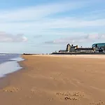 Stylish Apartment With Balcony, Minutes From Beach