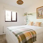 Stylish Apartment With Balcony, Minutes From Beach