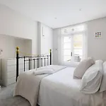 Modern 2-Bed Flat Near To Brighton Seafront