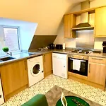 Beautiful Stylish 2 Bedroom Apartment! - 5 Minute Walk To The Best Beach! - Great Location - Parking - Fast Wifi - Smart Tv - Newly Decorated - Sleeps Up To 6! Close To Bournemouth & Poole Town Centre & Sandbanks
