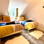 Beautiful Stylish 2 Bedroom Apartment! - 5 Minute Walk To The Best Beach! - Great Location - Parking - Fast Wifi - Smart Tv - Newly Decorated - Sleeps Up To 6! Close To Bournemouth & Poole Town Centre & Sandbanks