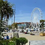Bright, Vibrant New 1 Bedroom Town Centre Parking