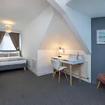 Spacious Apartment With Free Parking
