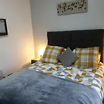 Stunning 5 Bed House, 2 Mins To Beach And Town, With Free Parking