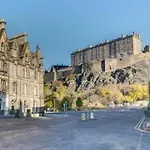 Castle Terrace 1 Bed Apartment Looking Onto Edinburgh Castle - Sleeps Upto 4