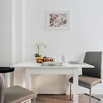 Central 2 Double Bedroom Flat With Parking