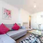 Best Price!! - Contractor Heaven! 4 Singles Beds Or 2 King Size, Southsea Apartment- Free Parking, Smart Tvs