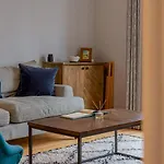 Pass The Keys The Rafters - Impressive High Street Apartment