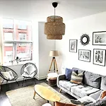 Stylish & Cosy Abode With Free Parking.