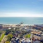 Flat-B, 4 Adults, 20 Mins To Beach, Netflix, Wifi, Sleeps 4 Adults