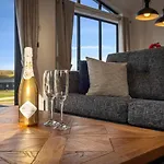 Hiraeth - Luxury Lodge With Hot Tub, Close To Beach