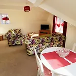 Carisbrooke House, Apartment 6