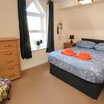 Carisbrooke House, Apartment 6