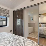 Hiraeth - Luxury Lodge With Hot Tub, Close To Beach