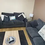Cosy 3-Bedroom House, Stones Throw To Beach