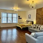 The Bards Loft, Large Studio Apartment