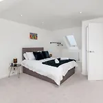 Air Host And Stay - Brand New 3 Bedroom House Sleeps 7 Minutes From Lfc And City Centre Ref27