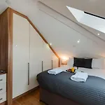 Base Serviced Apartments - Sir Thomas Street