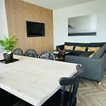 Surfside : Luxury Seaside Apartment