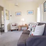 Bryn Gors-3 Bed-First Floor Apt- Yards From Beach