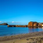 Sandy Shores- Beautiful 3 Bed Apartment Near Beach In North Berwick