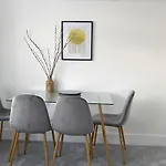 Coastal Breeze - Beautiful Two Bedroom Apartment With Free Parking Near Local Beaches