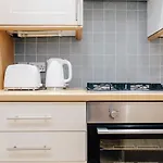 Modern Two Bedroom Apartment - Prime Location - Family - Business - Short Breaks Getaway