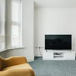 Modern Two Bedroom Apartment - Prime Location - Family - Business - Short Breaks Getaway