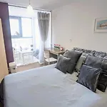 Large 3 Bedrooms In Liverpool City Centre, Free Parking