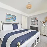 Luxury Georgian Townhouse Moments From The Harbour