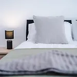 Stylish 2 Bedroom House, Entire Home, Free Parking, Wifi & Netflix
