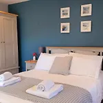 Stylish Coastal Retreat In St Ives With Parking