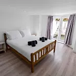 Newly Refurbed, Central Apartment With Free Parking And Hot Tub