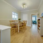 Super 5 Bedroom Family Friendly Retreat Rustington