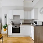 Cosy Studio By The Sea - Prime Location!