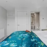 2 De Courcey House - Architect Designed Luxury Apartment With Parking, Central Dartmouth