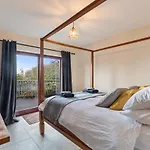 Glendale Cottage - Sea Views, Beach Access, Hot Tub