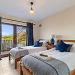 Glendale Cottage - Sea Views, Beach Access, Hot Tub