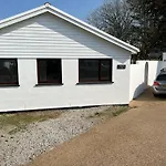 Cheerful 4 Bedroom Bungalow, Garden & Free Parking