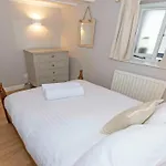 Perrymans, Quaint Thatched Modern Cottage With Large Garden And Dog Friendly