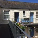 Picturesque Mews Apartment Perfect Location Steps From Harbour And Beaches