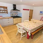 Bridge Cottage Croyde - Modern Design Twist With Heritage Character & Hot Tub Option - Sleeps 8