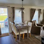 2Br-Sleeps6-Fireplace-Parking-Patio-Seaside