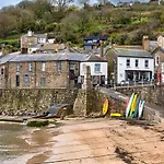 Finest Retreats - Cosy Mousehole Cottage With Sea Views