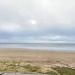 Lovely 2-Bedrooms Apartment Step To The Beach