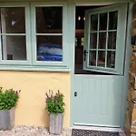 The Bothy Near Tenby, Big Projector Screen, Four-Poster Bed, On-Site Hot Tub Access Via Spa Pack, Breakfast