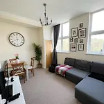 Cosy Town Centre Apartment Close To Beach