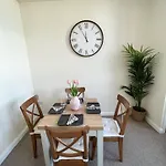 Cosy Town Centre Apartment Close To Beach
